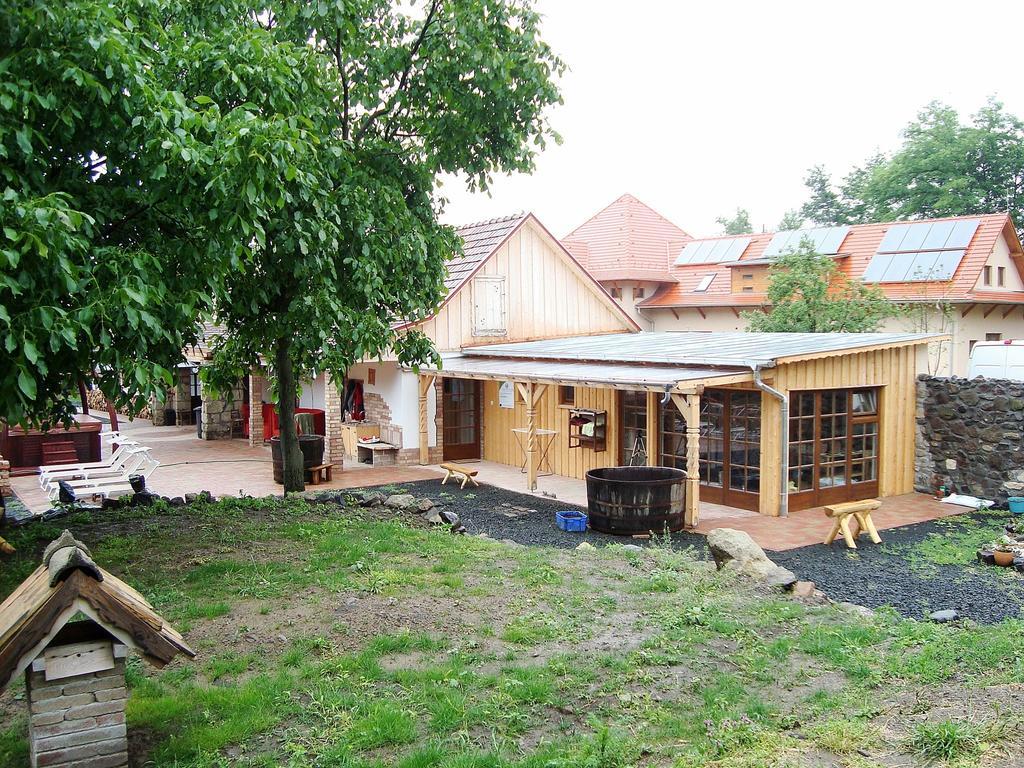 Готель Edes Otthon Vendeghaz Нагирберсени Екстер'єр фото